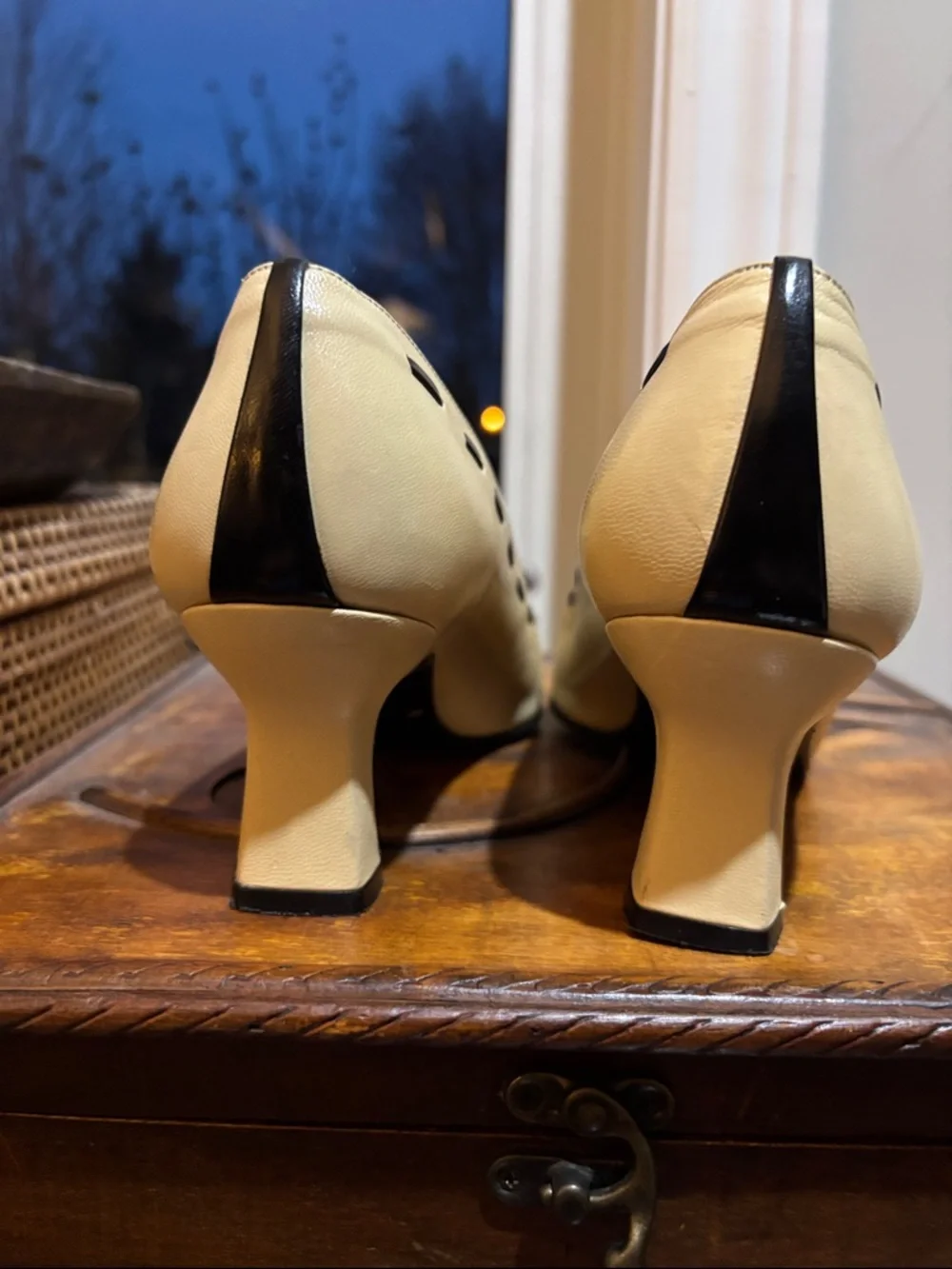 Stuart Weitzman Vintage Cream Pointed-Toe Kitten Heels with Black Trim and Bow - Picture 5 of 10